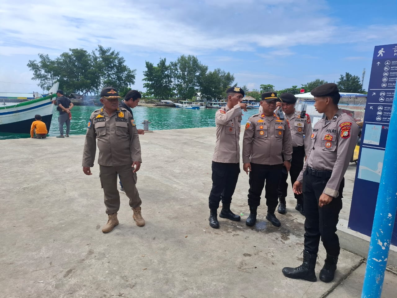 Kapolsek Kepulauan Seribu Utara Pantau Langsung Arus Balik Warga Pulau Kelapa ke Jakarta, Pastikan Keselamatan dan Keamanan Kapal