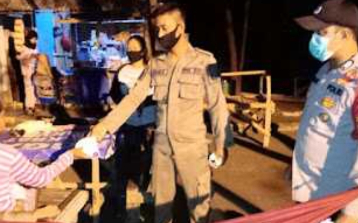 Patroli Malam Hari Polsek Kep Seribu Selatan Giatkan Pengawasan ProKes