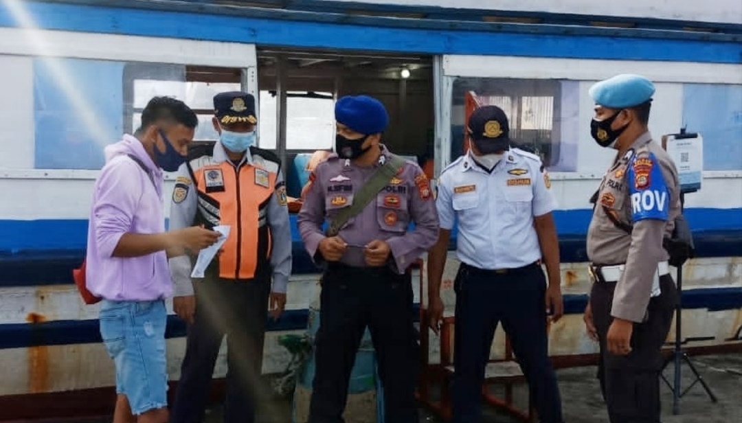 Di Dermaga Keberangkatan, Satpolair Polres Kep Seribu Himbau Prokes dan Keselamatan Berlayar