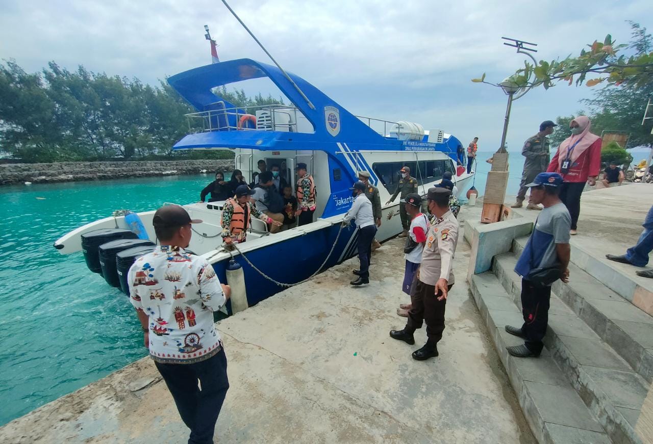 Anggota Polsubsektor Pulau Pari Setiap Hari Melaksanakan Pengamanan Dermaga
