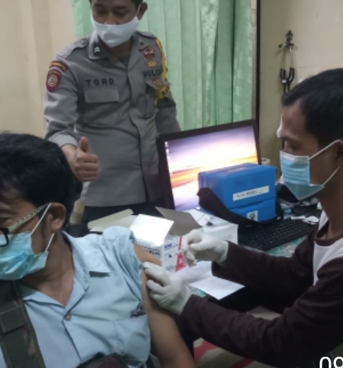 Selepas Buka Puasa, Puluhan Warga Jalani Suntik Vaksin Booster Yang digelar Polsek Kep Seribu Utara