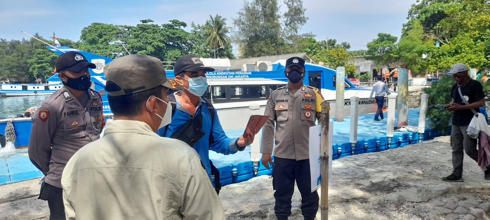 29 Warga Tiba di Dermaga Kedatangan Pulau Pari di Pandu Scan Barcode Peduli Lindungi