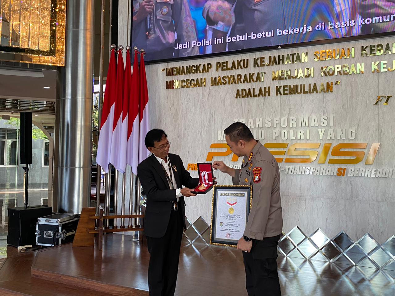 Polda Metro Jaya Terima Penghargaan Dari MURI