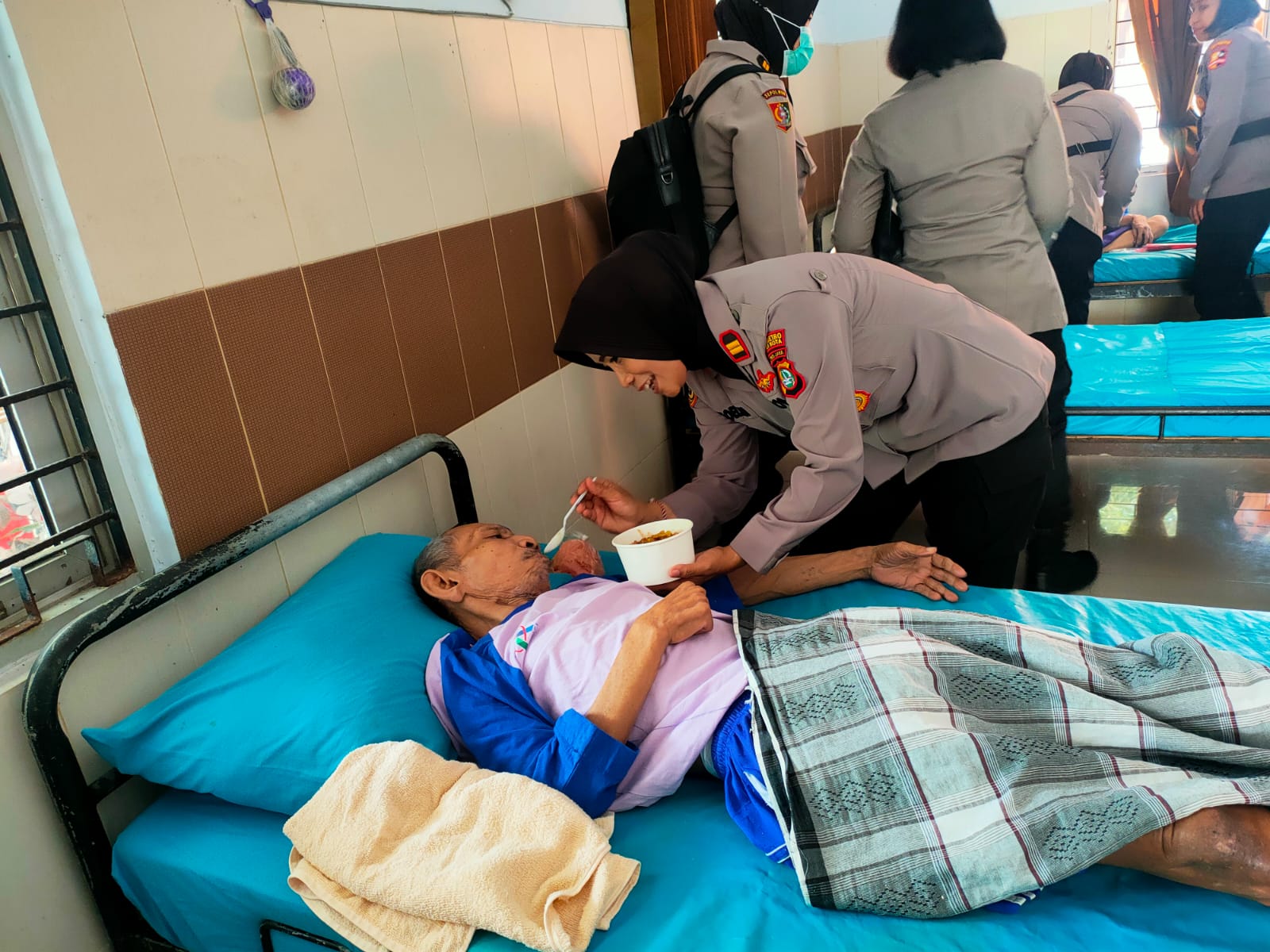 Kepekaan Seorang Ibu, Polwan Polres Metro Bekasi Kota Bantu Warga Dan Pasien