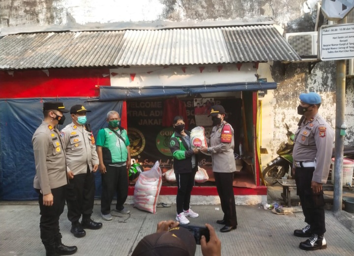 Bagikan Beras, Kapolsek Pademangan dan Jajaran Sambangi Posko Ojol
