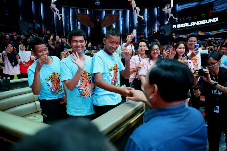Momen Kehangatan Prabowo dengan Anak-anak Luar Biasa