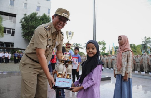 Walikota Jakut Berikan Piagam Penghargaan Untuk Pemenang Lomba Gebyar RPTRA