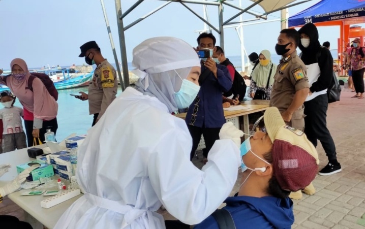 Polsek Kep Seribu Utara Perketat Aturan Prokes Di 4 Dermaga Kedatangan Pulau Pemukiman