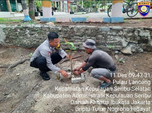 Polsek Kepulauan Seribu Selatan Menggelar Kegiatan Penanaman Pohon 'Birukan Langit' untuk Pemeliharaan Kualitas Udara