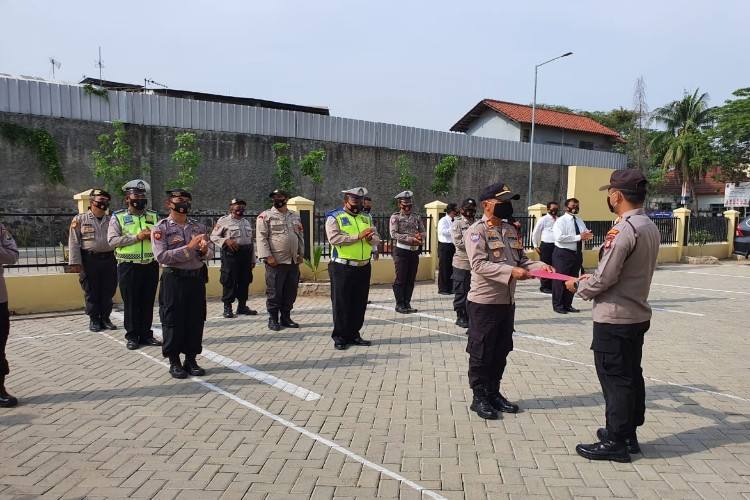 Dinilai Rajin Beri Edukasi Prokes, Kapolsek Sunda Kelapa Beri Penghargaan Kanit Binmas