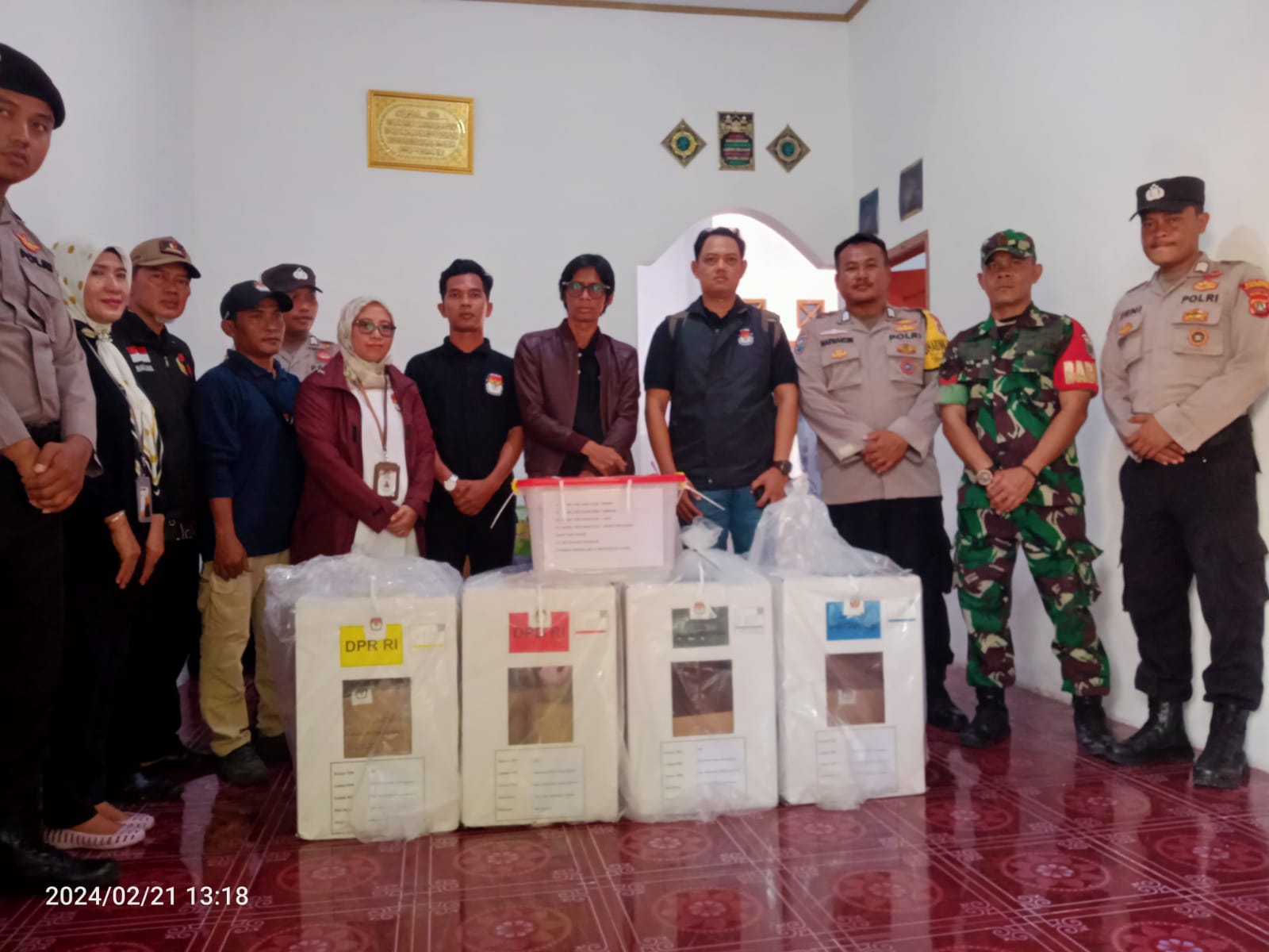 Polres Kepulauan Seribu Amankan Pengiriman Logistik Pemilu 2024 dari  Pulau Tidung Menuju Pulau Pramuka