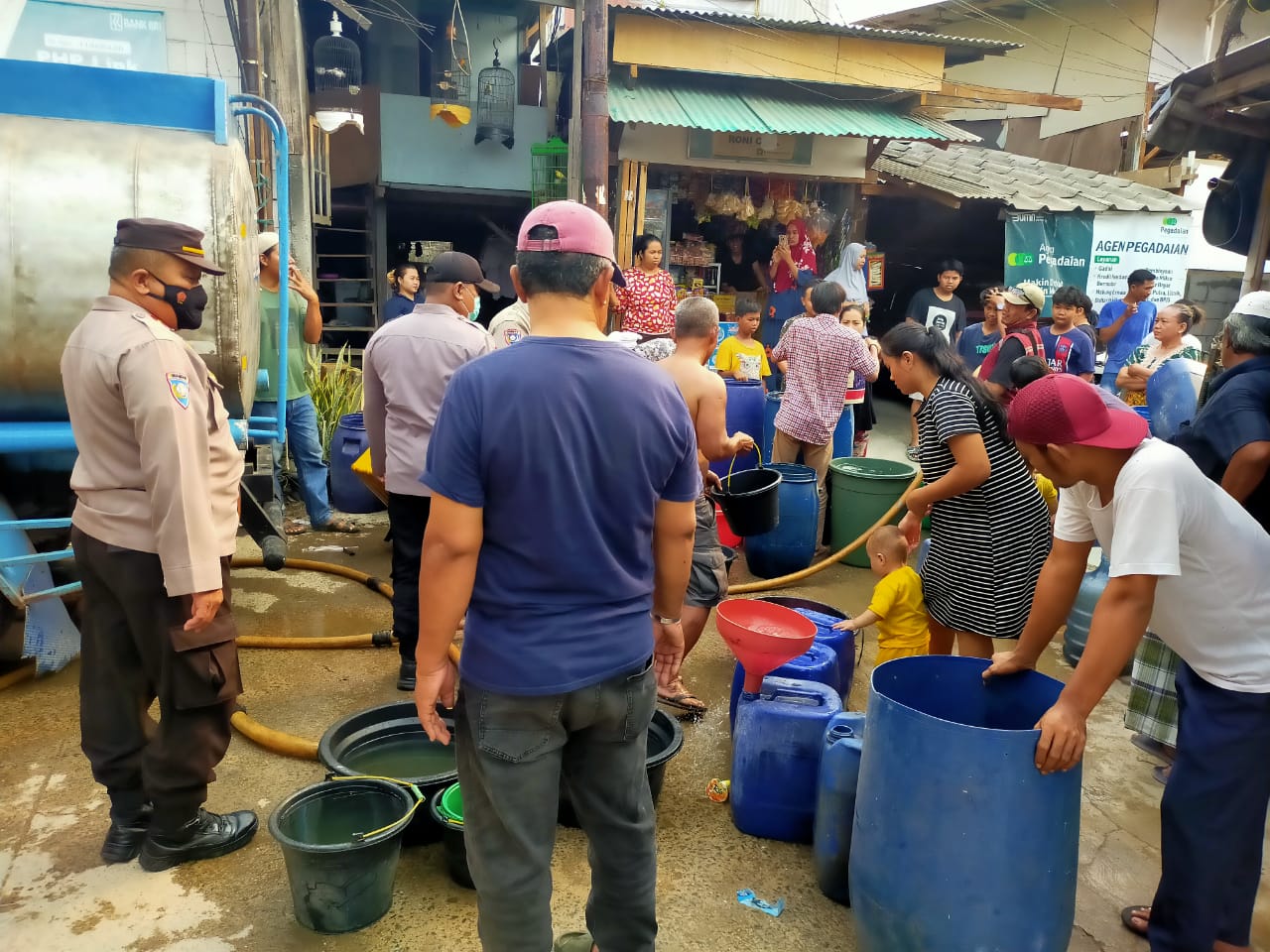 Polsek Sunda Kelapa dan Dermawan Berikan Bantuan Air Bersih Kepada Warga Muara Angke.