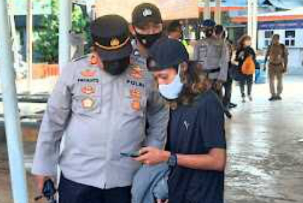 Di Dermaga Marina Ancol, Polres Kep Seribu Wajibkan 123 Penumpang Kapal ke Pulau Scan PeduliLindungi