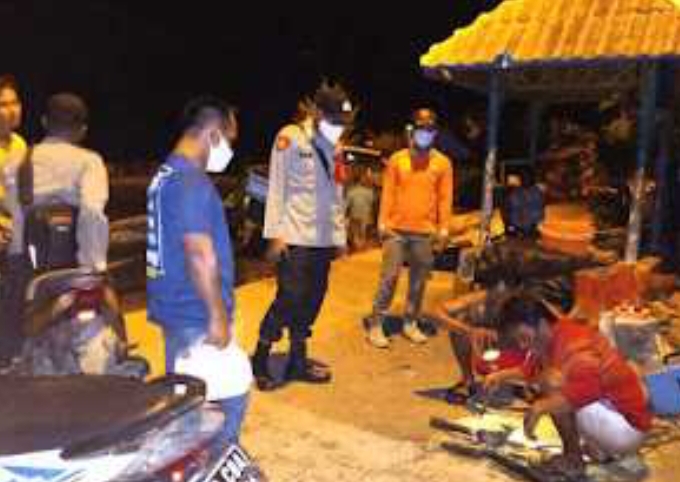 Ajak Warga Patuh ProKes, Polsek Kep Seribu Selatan Giatkan Patroli Himbauan dan Bagikan Masker ke Warga