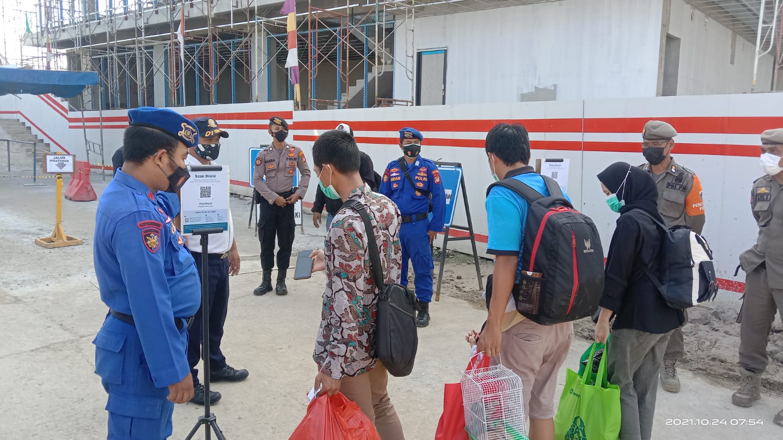 Terus Cegah Covid-19, Di Dermaga Keberangkatan Polres Kep Seribu Himbau 288 Warga Yang Akan Ke Pulau Taat ProKes