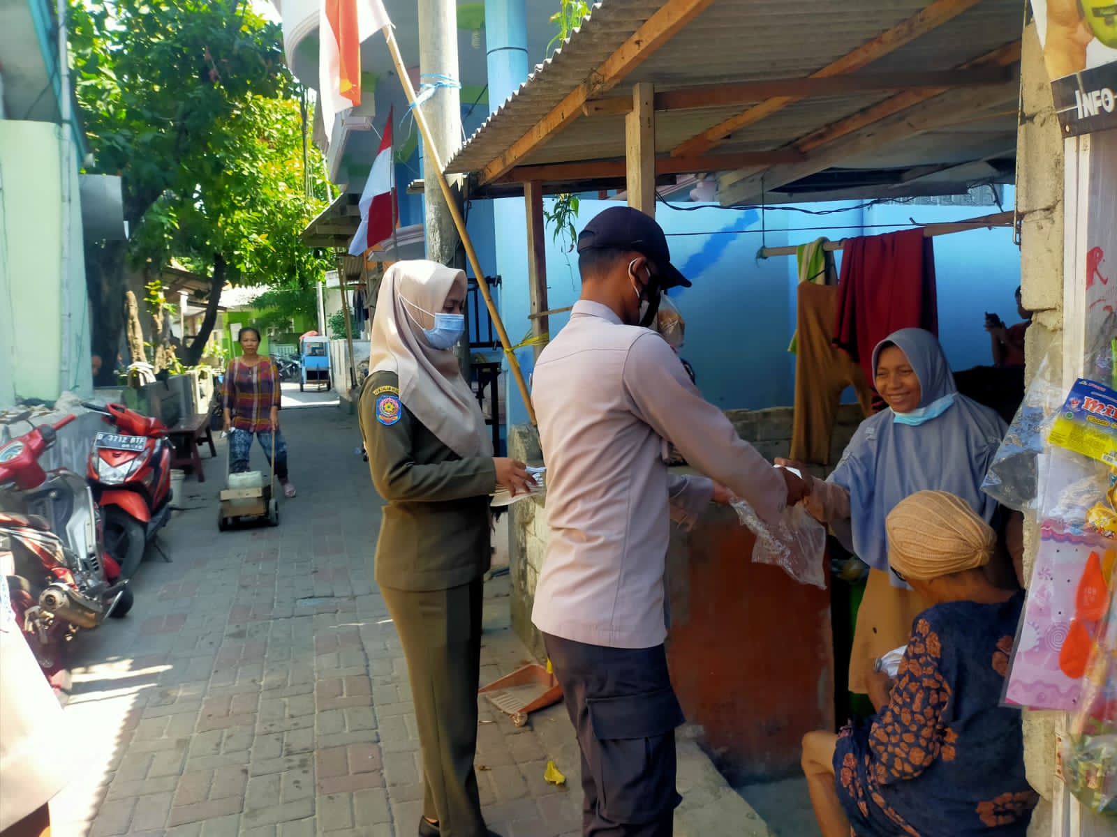 Terus Himbau ProKes dan Bagikan 1.500 Masker, Polres Kepulauan Seribu Cegah Sebaran Covid-19