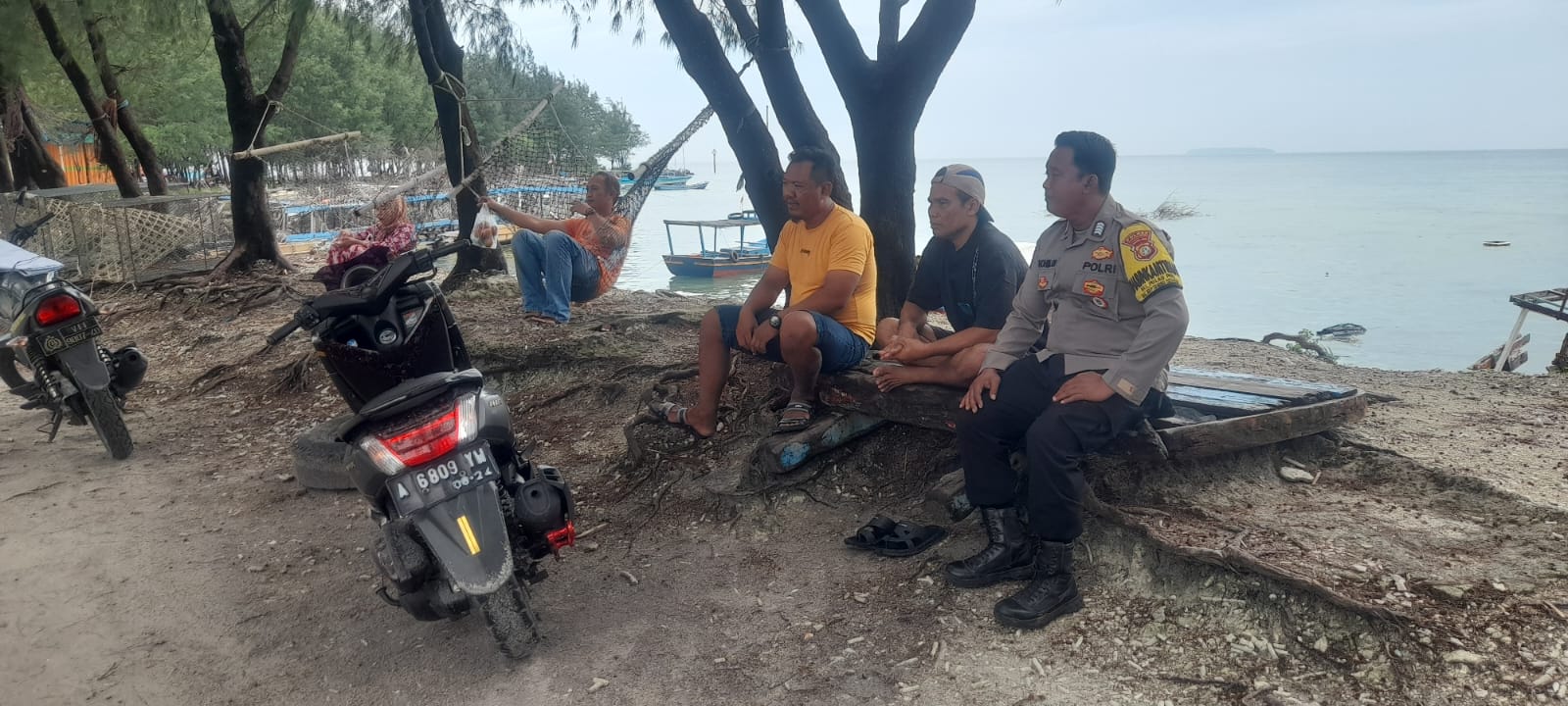 Sambang Tomas, Pak Bhabin Pulau Parim Imbau Tomas Selalu Jaga Kamtibmas Wilayah