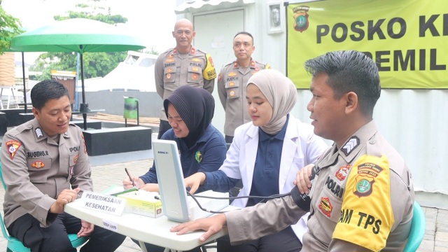 Kasidokkes Polres Kepulauan Seribu Cek Kesehatan Personil Pengamanan Pemilu 2024 dan KPPS Pasca Pencoblosan