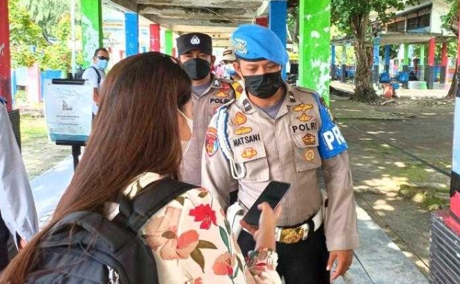 Polsek Kep Seribu Selatan Wajibkan 77 Penumpang Kapal Tiba di Pulau Tidung Scan PeduliLindungi dan Taat ProKes