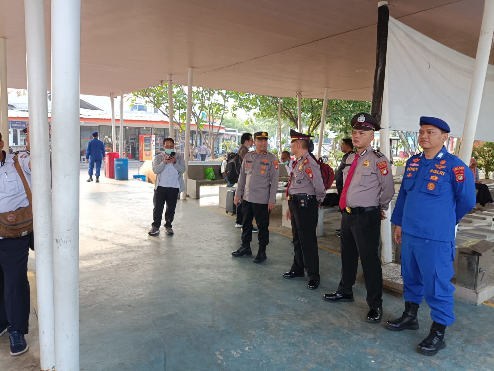 Polres Kepulauan Seribu Berikan Pengamanan Humanis pada Keberangkatan Kapal Penumpang Di Dermaga 16 dan 17 Marina Ancol