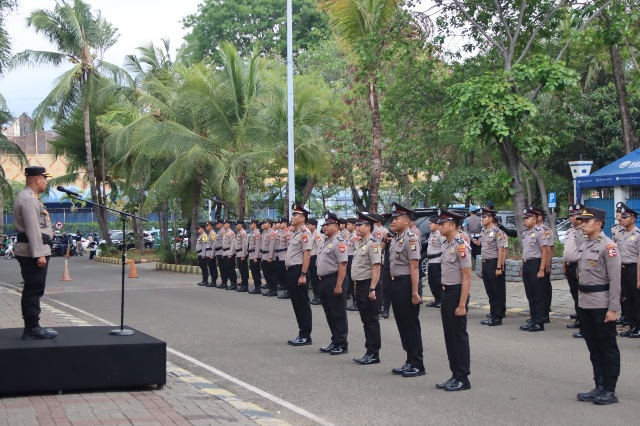 Kapolres Kepulauan Memimpin Upacara Kenaikan Pangkat Personel Polres Kepulauan Seribu