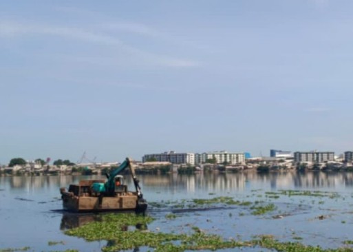 UPK Badan Air Kecamatan Penjaringan Angkat Sampah di Waduk Pluit