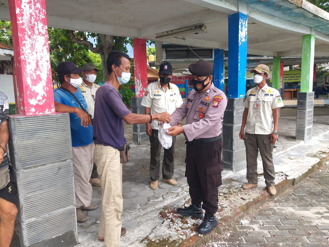 Secara Door to Door Polres Kep Seribu beserta Polsek Jajaran Himbau ProKes dan Bagikan 1.700 Masker