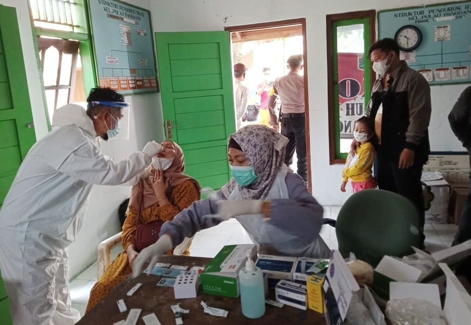 Polsek Kep Seribu Utara Rapid Tes Gratis Warga Yang Baru Datang di 4 Dermaga Kedatangan
