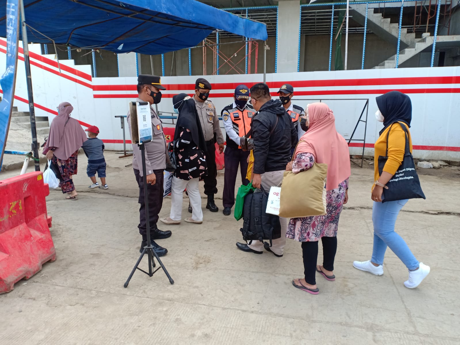 Di Dermaga Keberangkatan, Polres Kep Seribu Himbau Warga Taat ProKes