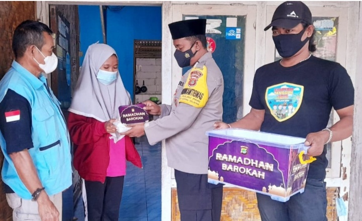 Warga Di 8 Pulau Pemukiman Dapat Takjil Buka Puasa Gratis Dari Polres Kep Seribu Dan Jajaran