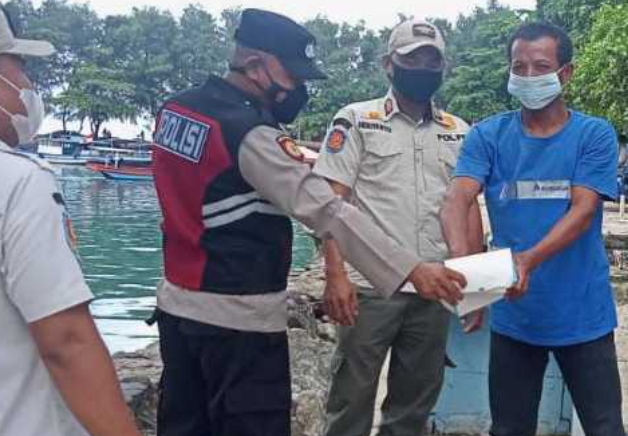Hari Ini, Polres Kep Seribu Bagikan 1.200 Masker ke Warga Cegah Paparan COVID-19