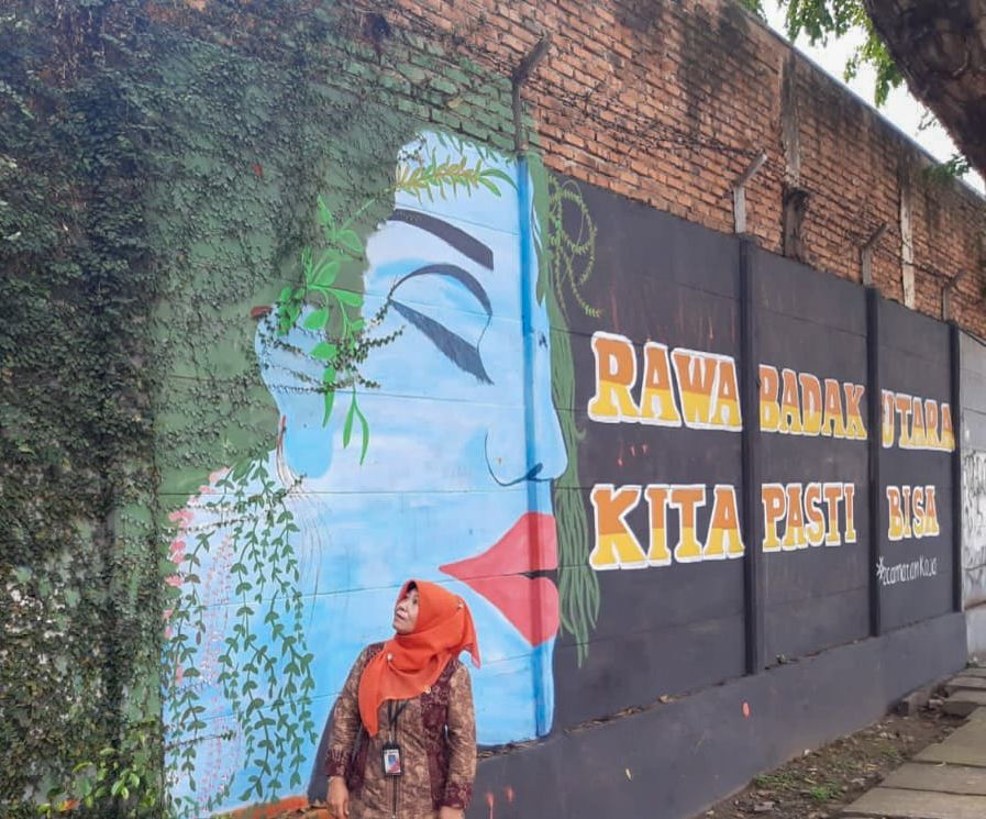 Lingkungan Kelurahan Rawa Badak Utara Hiasi Lukisan Mural Go Green