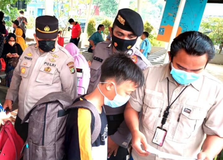 Hendak ke Pulau Seribu, 269 Penumpang Kapal Jalani Scan PeduliLindungi di Dermaga Marina Ancol