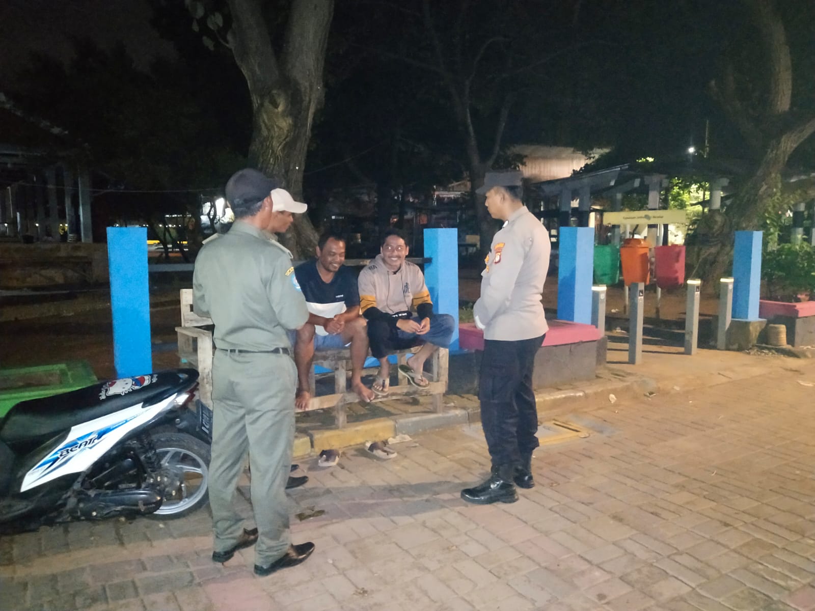Polsek Kepulauan Seribu Selatan Gelar Patroli Malam Dialogis Wilayah Aman dari Gangguan Kamtibmas