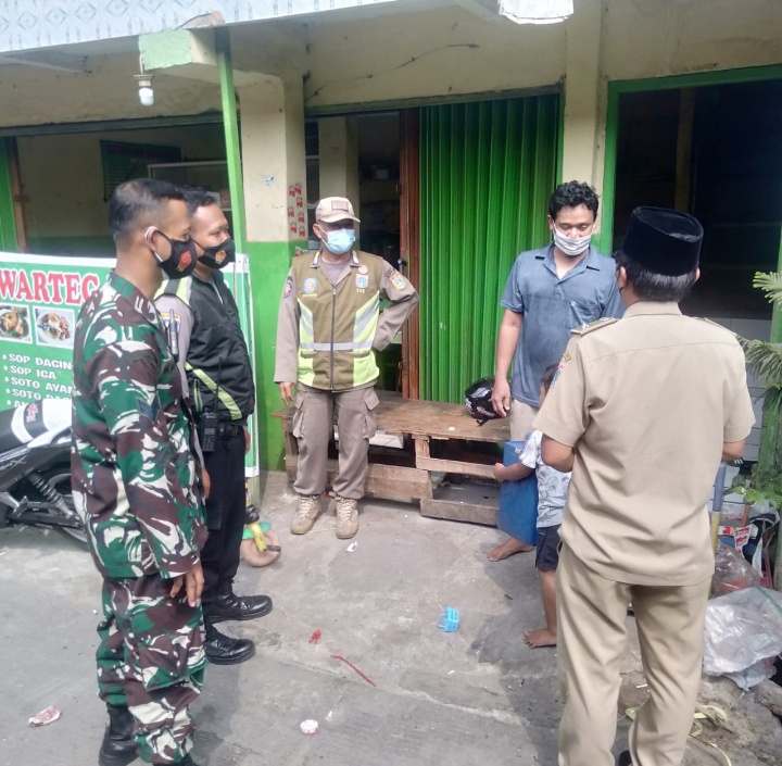 Himbau Pemudik Ikuti Swab Test, Personil Polsek Pademangan Gelar Patroli