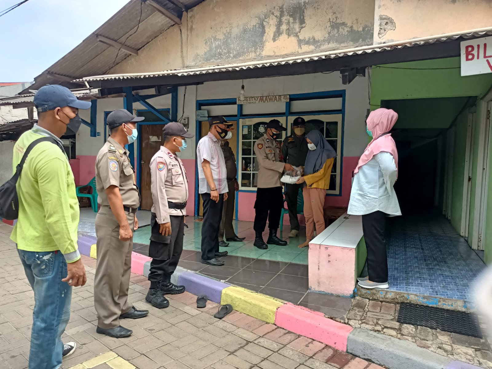 Cegah Sebaran COVID-19, Polsek Kepulauan Seribu Selatan Terus Himbau ProKes dan Bagikan Masker ke Warga