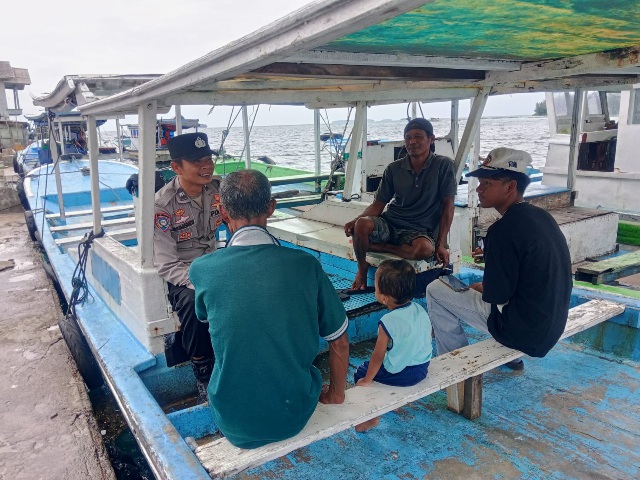 Bhabinkamtibmas Pulau Panggang Ajak Warga Jaga Kamtibmas dan Sosialisasikan Layanan 110