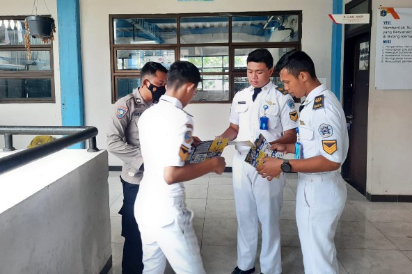 Bhabinkamtibmas Polres Kep. Seribu Sosialisasikan Rekrutmen Polri di SMKN 61 Jakarta