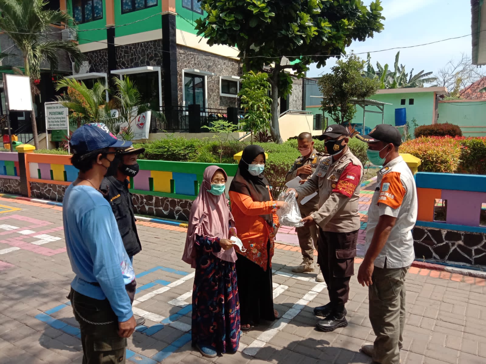 Himbau ProKes dan Bagikan 1.700 Masker ke Warga, Polres Kep Seribu Cegah Sebaran Covid-19
