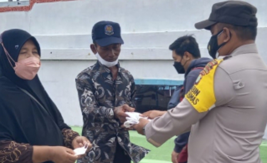 Ingin Warga Tak Terpapar COVID-19, Polsek Kep Seribu Utara Terus Himbau dan Bagikan Masker Ke Warga
