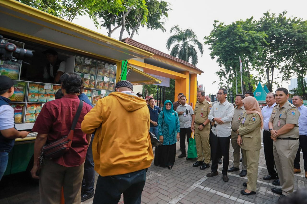 Sembako Murah di Kelurahan Penjaringan Diminati Warga