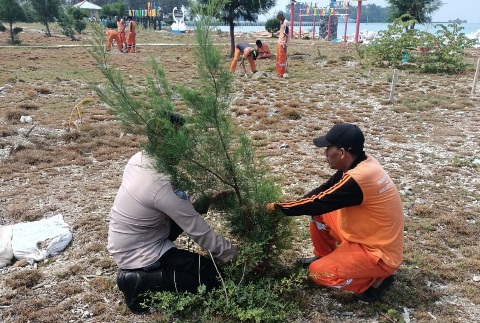 Polsek Kepulauan Seribu Selatan Bersama Warga, Tanam Bibit Pohon untuk Kurangi Polusi Udara dan Perbaiki Kualitas Air