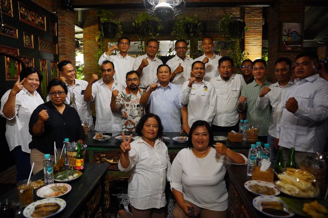 Prabowo Didampingi Gibran Bertemu Relawan Jokowi di Solo