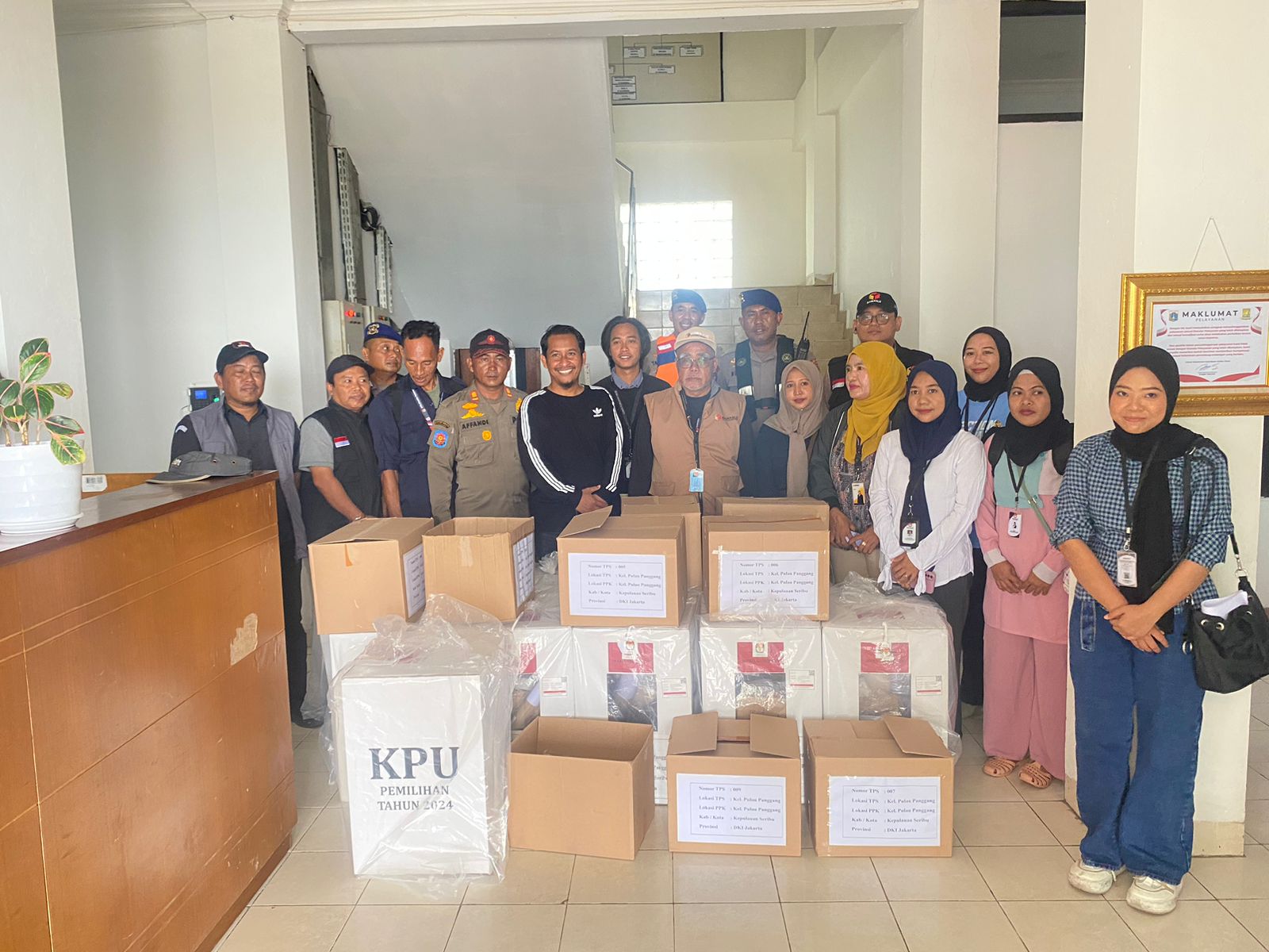 Anggota Polsek Kepulauan Seribu Utara Kawal Pergeseran Logistik Pemilihan Gubernur DKI Jakarta 2024