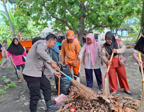 Sinergi TNI-Polri: Bhabinkamtibmas dan Babinsa Gelar Kerja Bakti di Pulau Tidung