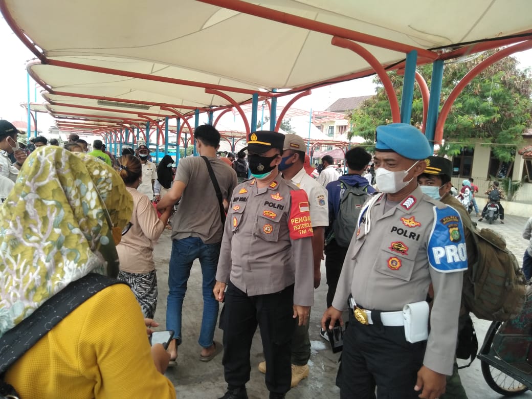 Kapolsek Kep Seribu Utara Pimpin Giat Pengawasan ProKes di Dermaga Kedatangan