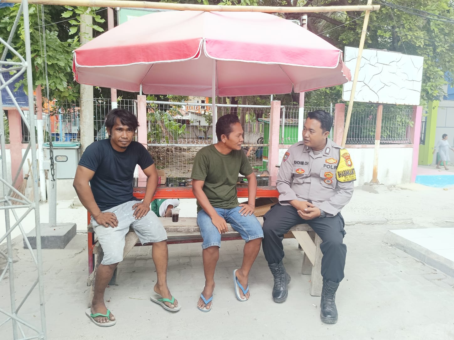 Bhabinkamtibmas Pulau Pari Ajak Warga Sukseskan Pemilu 2024 Melalui Sambang dan Patroli Dialogis