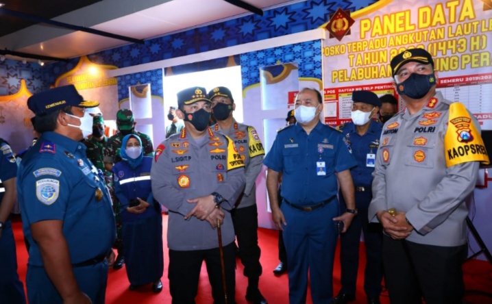 Tinjau Pelabuhan Tanjung Perak, Kapolri: Transportasi Laut Alternatif Kurangi Kemacetan Arus Mudik