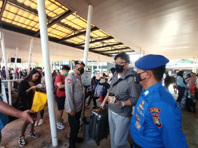 Pengamanan oleh Polres Kep. Seribu, 819 Penumpang Wajib Scan PeduliLindungi di Dermaga Marina Ancol