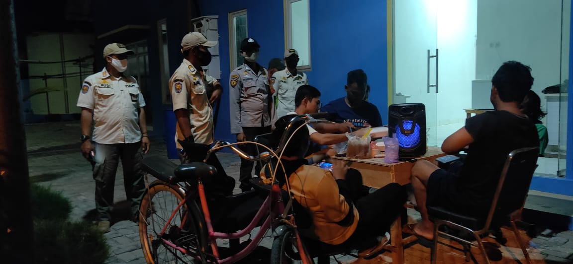 Giat Patroli Malam Hari Polsek Kepulauan Seribu Utara Lakukan Pengawasan ProKes
